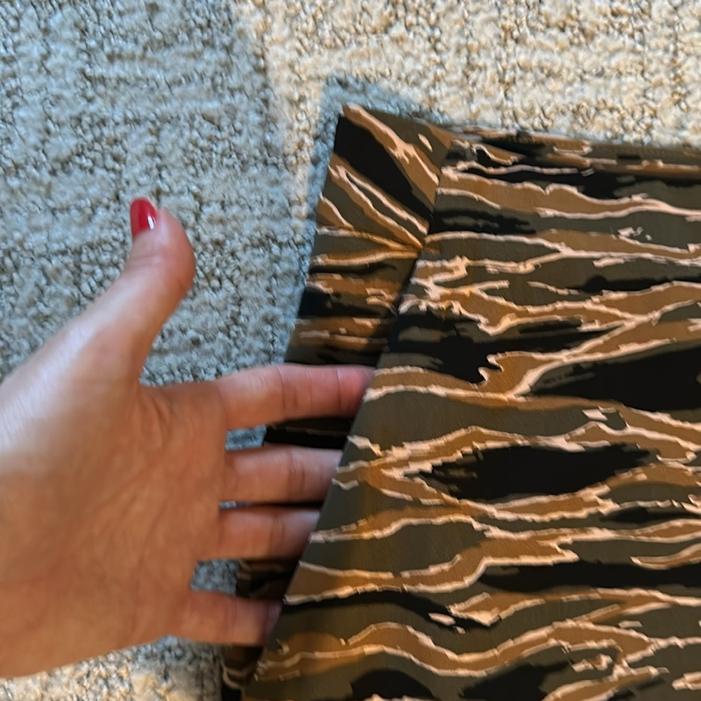 Carine Roitfeld Paris for Uniqlo pencil skirt in army green size 2 - Picture 3 of 12